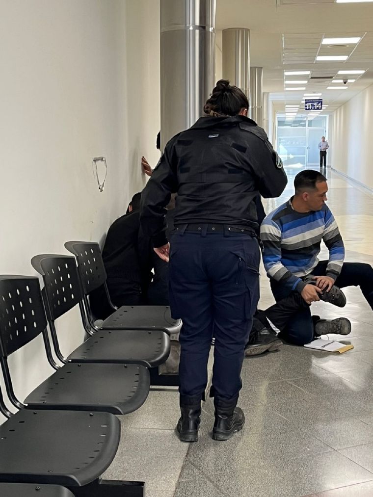 El momento en que los policías redujeron al agresor de Claudia Ríos Foto: Exclusiva MDZ