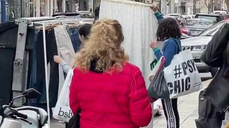 El video de la periodista @agustinavril que muestra cómo funciona el probador improvisado en plena vereda de un puesto de prendas en el barrio de Flores Foto: Captura de video