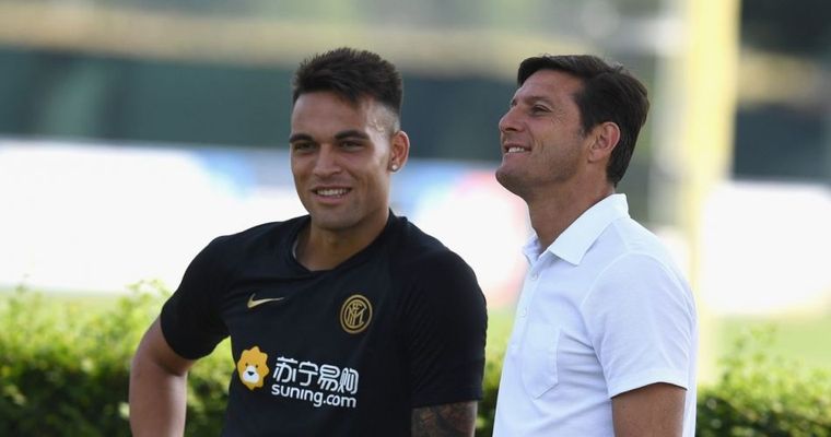 Lautaro y el Pupi Zanetti, quien espera retenerlo.
