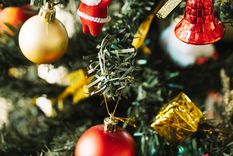 Además de las clásicas esferas, hay ciertos amuletos que no pueden faltar en el arbolito de Navidad para atraer buenas energías y prosperidad.