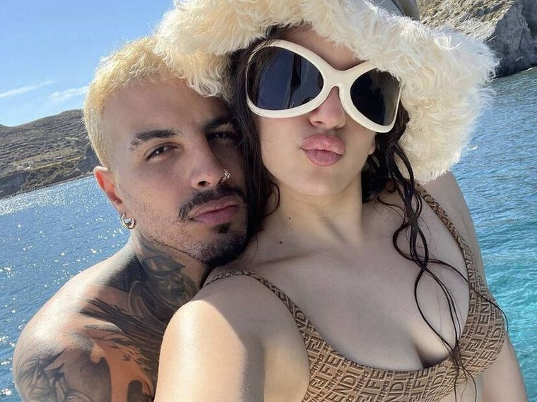 El romántico gesto de Rauw Alejandro con Rosalía arriba del escenario Rosalía y Rauw Alejandro más que enamorados Foto: Vanitatis