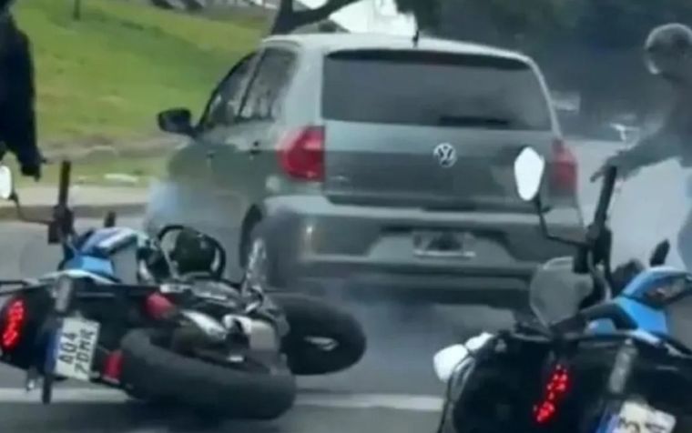 Los policías efectuaron tiros contra el vehículo robado. Foto: Captura de video