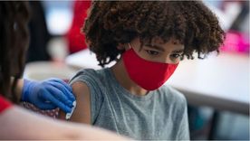 Estados Unidos ya ha comenzado a vacunar a menores de edad. Foto: GETTY IMAGES