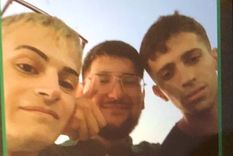 Cuidaron al joven en estado de ebriedad y se ganaron el elogio de todos Foto: Twitter/@fazzzzzu