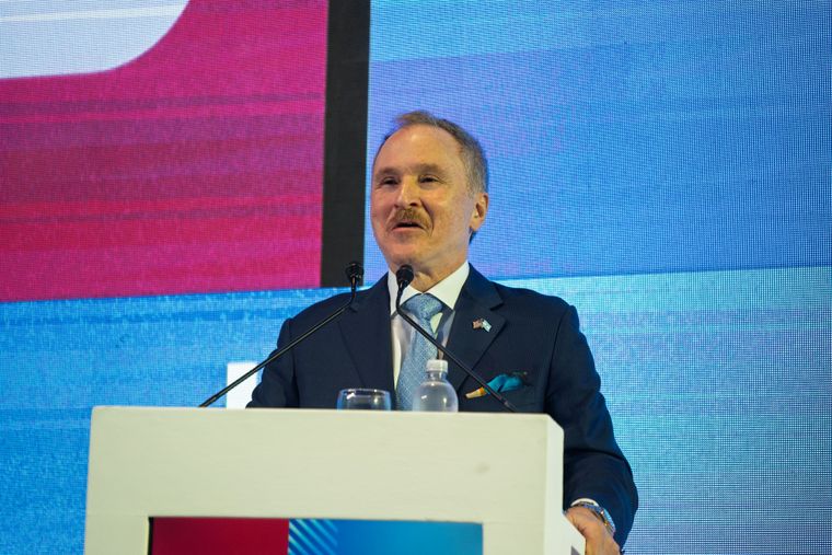 Peter Lamelas disertó en AmCham