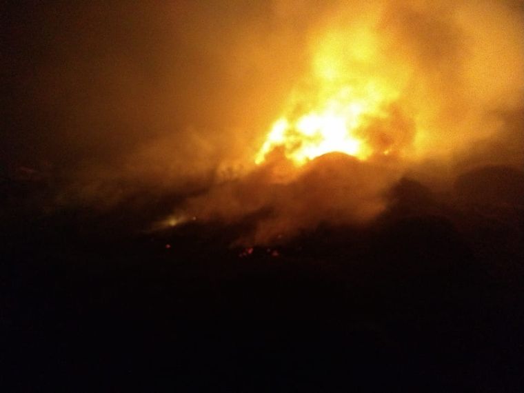 Las llamas del avión que cayó cerca del aeropuerto de Esquel y, hasta ahora, causó la muerte de dos personas