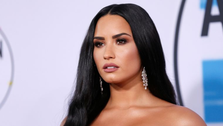 Demi Lovato cuenta escalofriantes detalles de la vez que casi muere Demi Lovato Foto: https://www.infobae.com/america/entretenimiento/2018/11/18/el-fuerte-cruce-entre-demi-lovato-y-una-fanatica-que-critico-algunas-decisiones-de-la-cantante-luego-de-la-sobredosis/