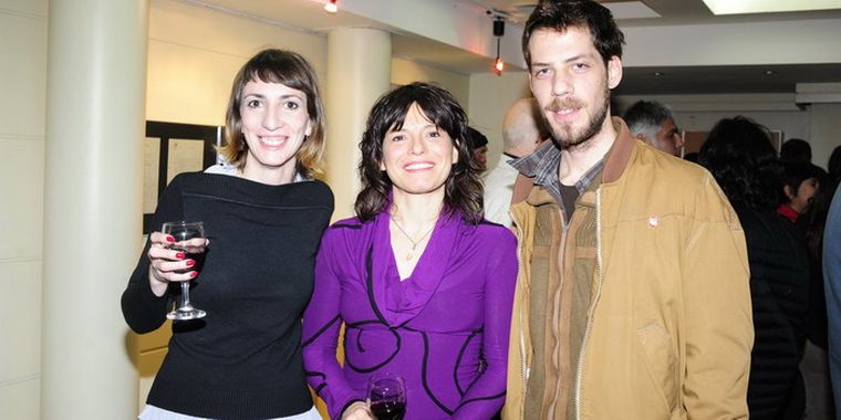 Felices. Los autores Lucía Bracelis y Gabriel Dalla Torre brindaron junto a Micaela Taber -directora de cultura de Capital-. Foto: Gentileza