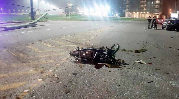 La moto de los fallecidos tras el siniestro Foto: Gentileza.diario Qué Digital (Imagen Ilustrativa).