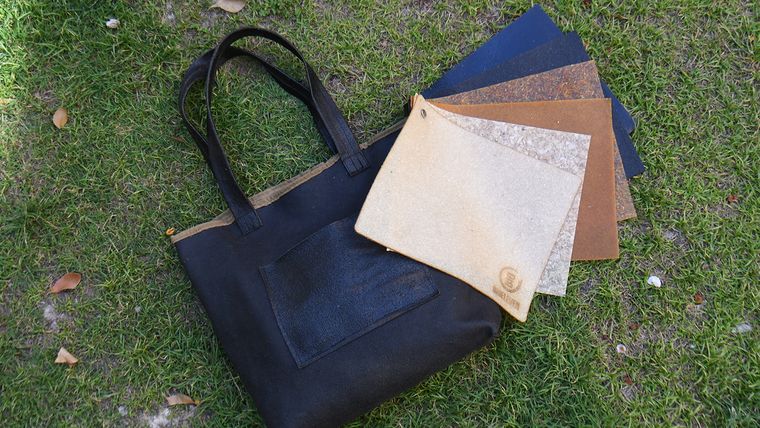 La tela biodegradable se mantiene intacta durante al menos 10 años. La tela biodegradable se mantiene intacta durante al menos 10 años.