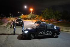 Tras el robo, el sospechoso fue interceptado y golpeado por vecinos antes de ser detenido por efectivos policiales. Tras el robo, el sospechoso fue interceptado y golpeado por vecinos antes de ser detenido por efectivos policiales.
