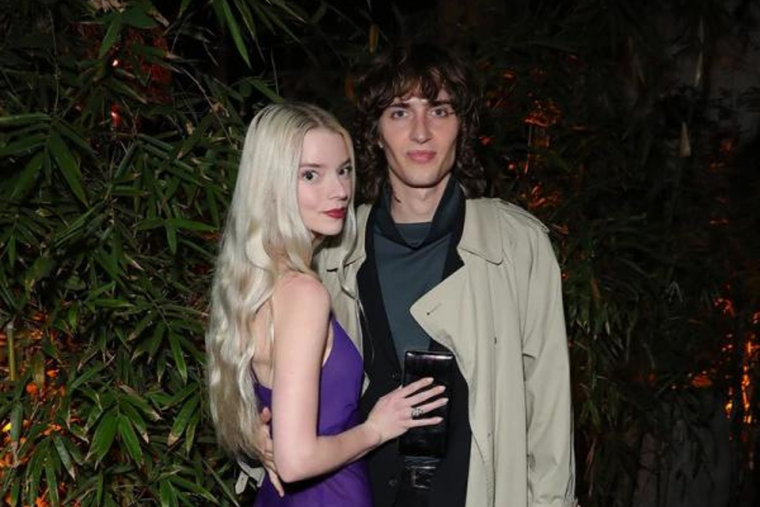 ANYA TYLOR-JOY Y SU NOVIO AGRANDARON LA FAMILIA. LA PAREJA DECIDIÓ ADOPTAR UN TIERNO ANIMALITO.