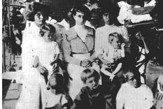 Las 11 sobrevivientes de Clipperton (tres adultas, una adolescente y siete niños pequeños) en el buque USS Yorktown que las rescató en 1917. Foto: Dominio público