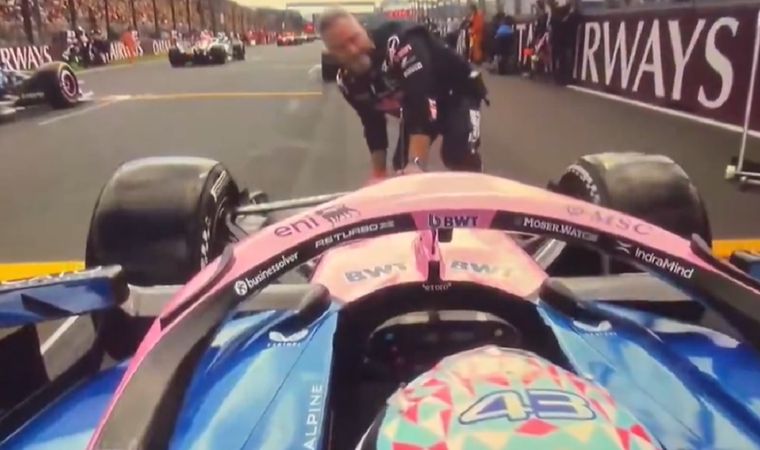 El video muestra al mecánico tocando el auto cuando ya estaba prohibido hacerlo.