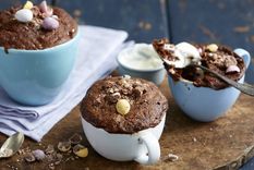 Cómo preparar un mug cake de chocolate (Shutterstock).