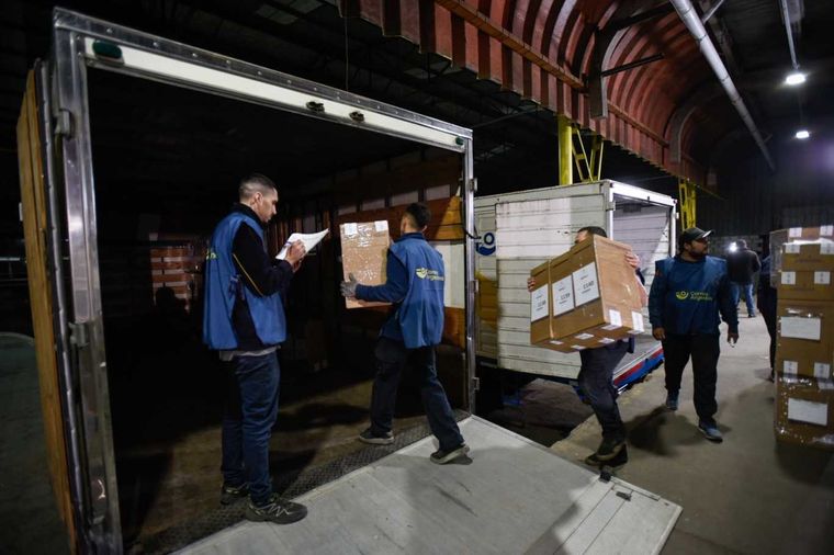 El reparto de urnas comenzó a realizarse durante la madrugada Foto: Noticias Argentinas