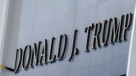 La fachada del edificio del Kennedy Center muestra ahora el nombre de Donald J. Trump.