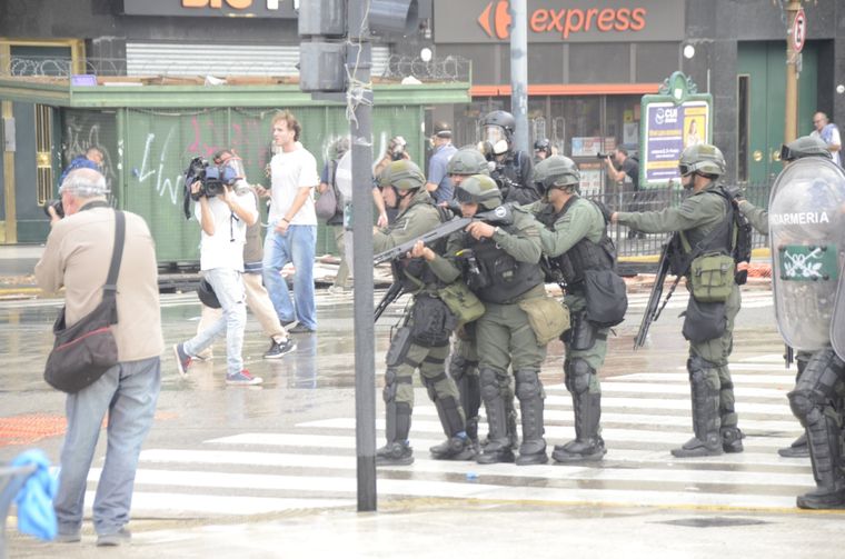 Una muestra de la tensión entre las fuerzas federales y los manifestantes. Foto: Juan Mateo Aberastain / MDZ