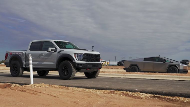 Ford F-150 y Tesla Cybertruck Foto: CarWow