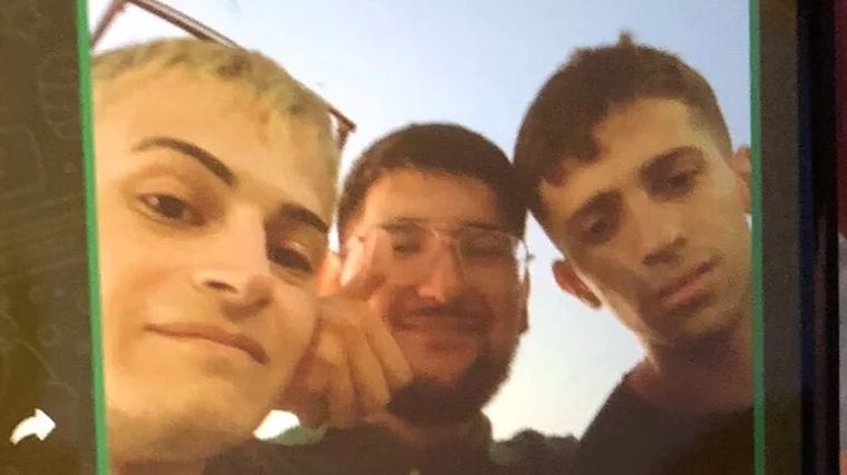 Cuidaron al joven en estado de ebriedad y se ganaron el elogio de todos Foto: Twitter/@fazzzzzu