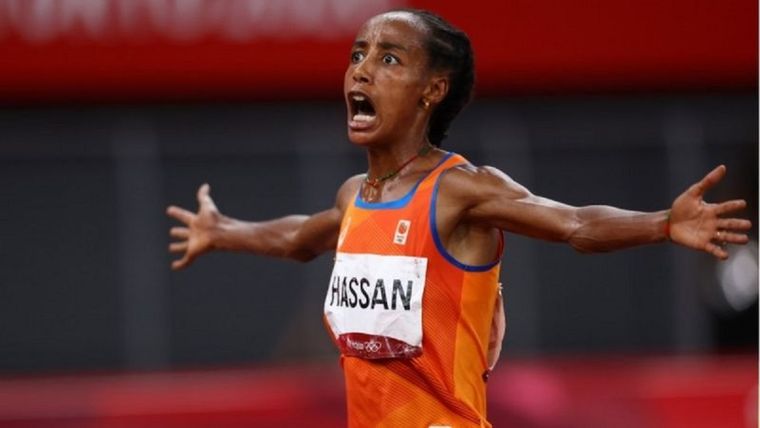 Sifan Hassan celebra su victoria tras cruzar la meta. Foto: REUTERS Foto: REUTERS