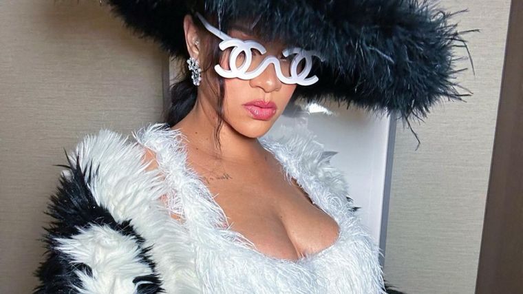 Rihanna Metida en el medio. Foto: @badgalriri