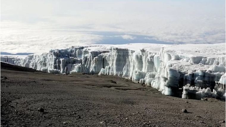 Los glaciares que cubren el Kilimanjaro en Tanzania desaparecerán para 2050 Foto: GETTY IMAGES