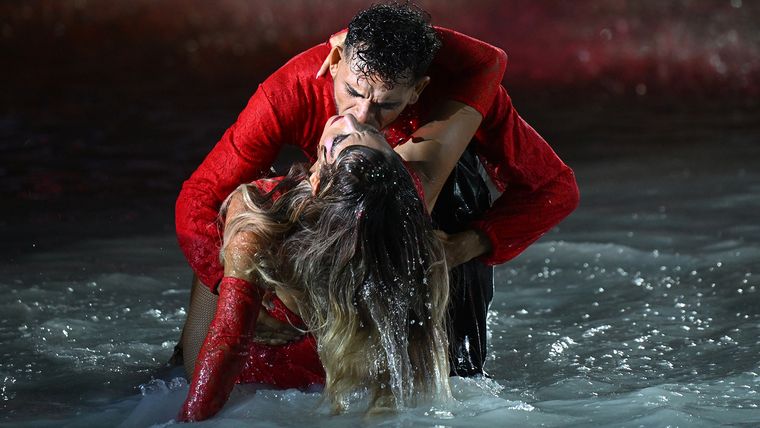 18 años después, la pareja de bailarines volvió a pisar la fuente del escenario vendimial al ritmo del tango. 18 años después, la pareja de bailarines volvió a pisar la fuente del escenario vendimial al ritmo del tango.