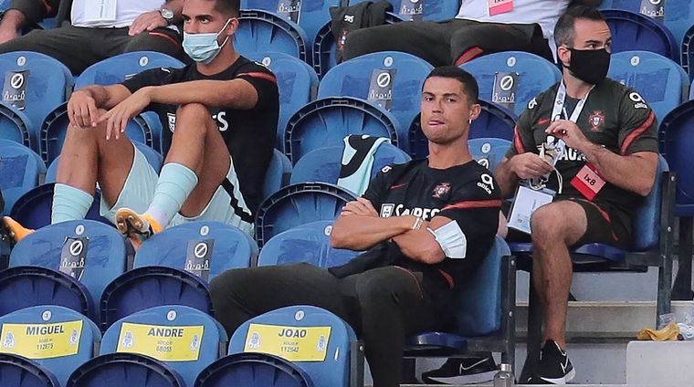 Cristiano no se puso el barbijo y lo retaron. Foto: EFE