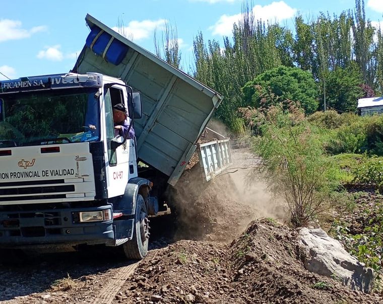 Las tareas de Vialidad sobre el puente en El Carrizal.&nbsp;