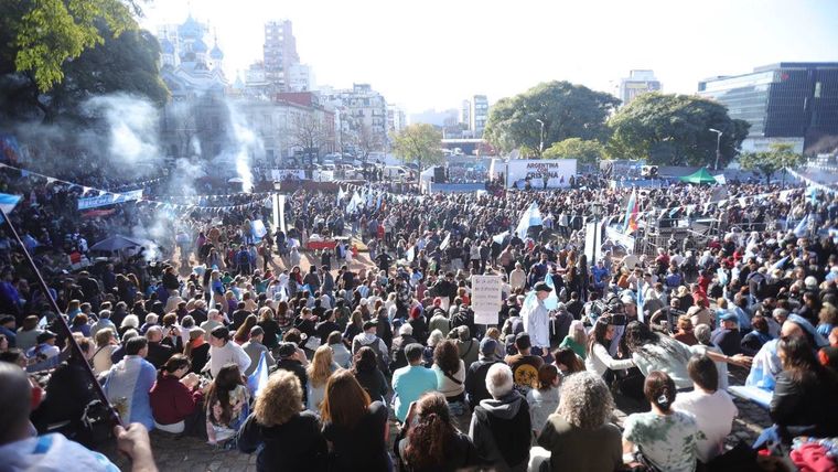 Miles de personas se congregaron en Parque Lezama Miles de personas se congregaron en Parque Lezama