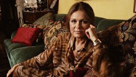 Gloria Steinem fotografiada en 1990 en su apartamento de la ciudad de Nueva York.
