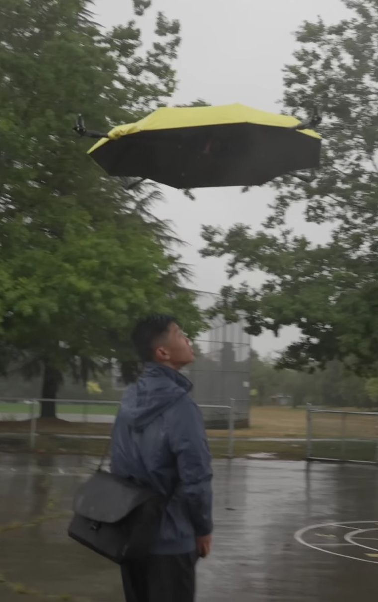 El sistema del paraguas utiliza sensores infrarrojos para no perder el rastro de la persona durante el trayecto por la vereda. El sistema del paraguas utiliza sensores infrarrojos para no perder el rastro de la persona durante el trayecto por la vereda.