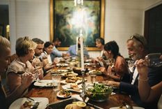 Las cenas de fin de año suelen ser momentos estresantes para muchas personas Foto: Freepik