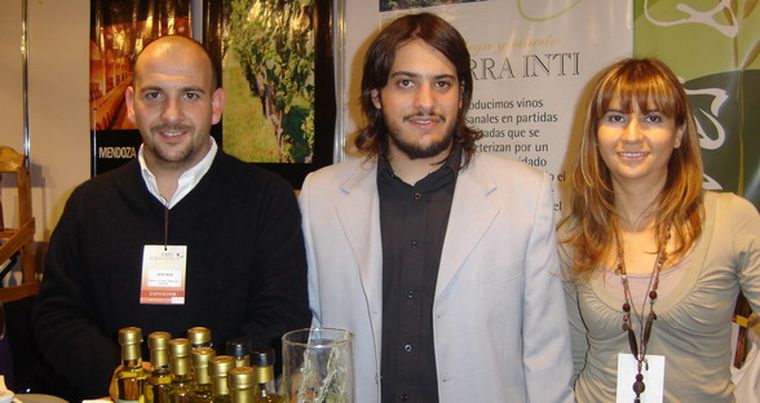 Gustavo Masiero, Nehuén Angileri y Lorena Martínez, en el stand de las empresas de Maipú. Foto: MDZ