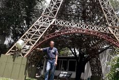 Claudio Marchetti, quien hizo la réplica de la Torre Eiffel en el patio de su casa, se la vendió a un empresario que la convertirá en una atracción turística en Villa Parque Síquiman. Foto: Gentileza C. Marchetti