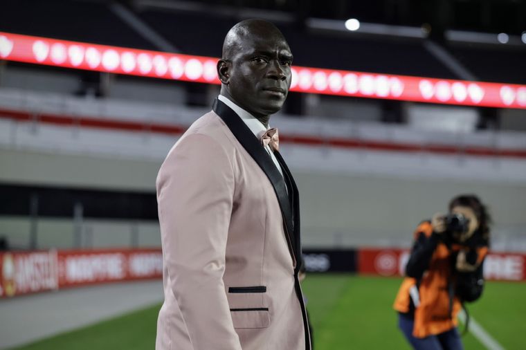 Segundo Castillo, DT de Barcelona de Ecuador, sabe imponer presencia. Foto: Fotobaires