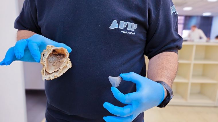 Según la Aduana, el envío postal proveniente de Florida había sido declarado como que el envío era de piedras decorativas. Foto: Aduana / Afip