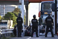 Los 62 pasajeros a bordo, en su mayoría ciudadanos peruanos, venezolanos, brasileños y colombianos, fueron detenidos.