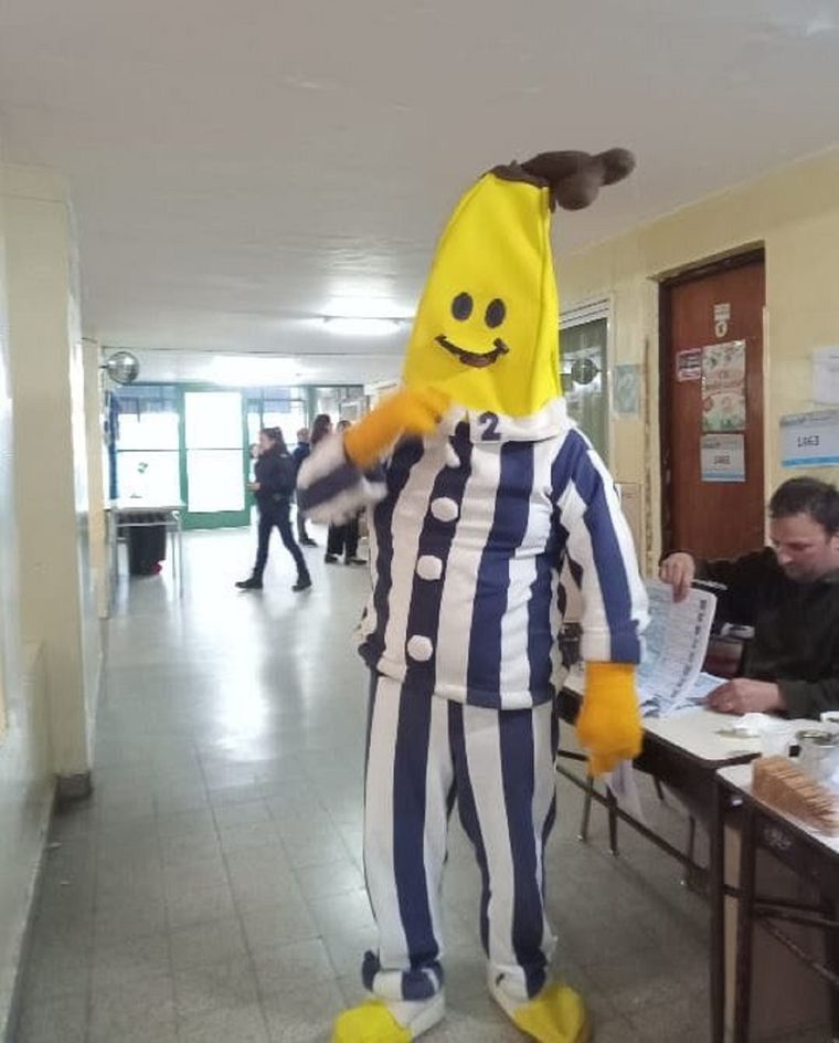 Curiosidades Bananón votó en la provincia de Buenos Aires Foto: Twitter: @EscobarJuanM