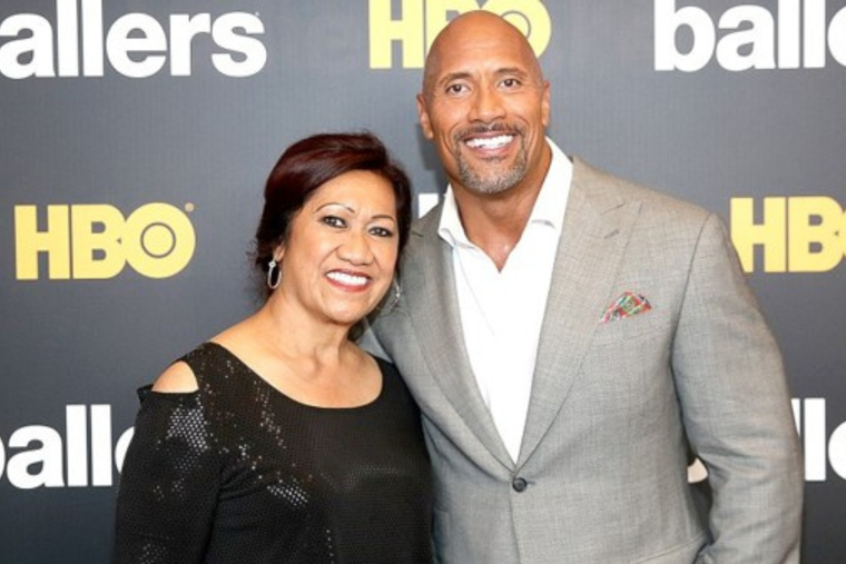 LA ROCA JOHNSON NO PODÍA HACERLE UN MEJOR REGALO A SU MAMÁ. EL ACTOR LA SORPRENDIÓ CON TODOS LOS DETALLES.