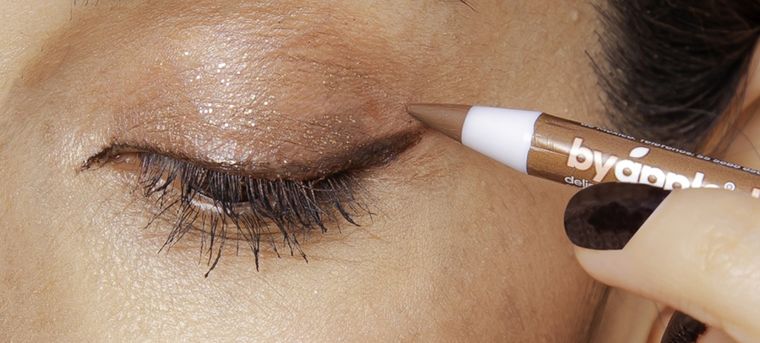 Puedes lograr el mejor delineado que se adapte a tus ojos y tu cara. Foto: https://style.shockvisual.net/wp-content/uploads/2022/03/Delineado-liquido.jpg