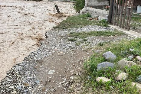 Una niña de 9 años es buscada de forma intensa luego de ser arrastrada por la crecida de un río en Jujuy Foto: NA Una niña de 9 años es buscada de forma intensa luego de ser arrastrada por la crecida de un río en Jujuy Foto: NA