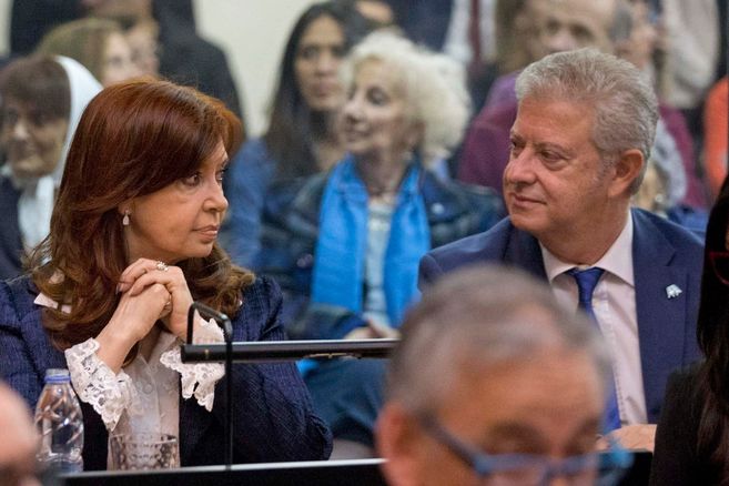 Cristina Fernández de Kirchner junto al abogado Carlos Beraldi. Foto: Twitter Radio 10