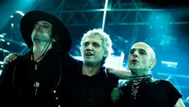Soda Stereo se conformó en 1982, integrada por el cantante y guitarrista Gustavo Cerati, el bajista Zeta Bosio y el baterista Charly Alberti. Soda Stereo se conformó en 1982, integrada por el cantante y guitarrista Gustavo Cerati, el bajista Zeta Bosio y el baterista Charly Alberti.