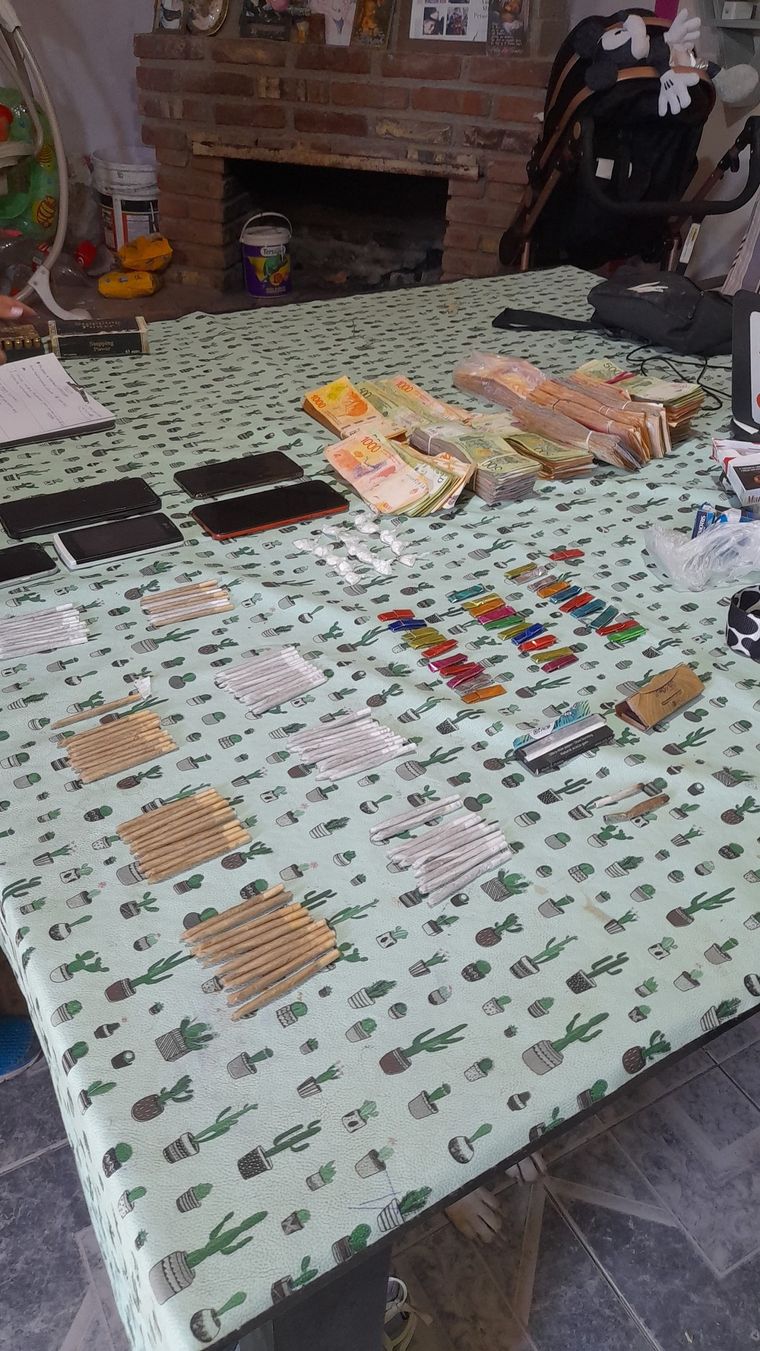 Secuestro de drogas, dinero en efectivo y celulares. Foto: Ministerio de Seguridad