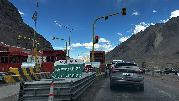Siguen las demoras para cruzar a Chile. Siguen las demoras para cruzar a Chile.