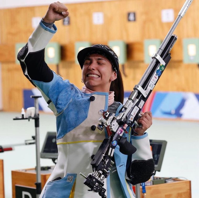 La argentina celebra al obtener la medalla en los Juegos Panamericanos de Santiago 2023. Foto: Federación Argentina de Tiro