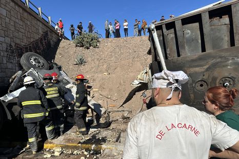 Bomberos trabaja en el lugar donde se desbarrancó un camión cargado con carne, los vecinos intentaron llevarse las piezas e intervino la Policía. Bomberos trabaja en el lugar donde se desbarrancó un camión cargado con carne, los vecinos intentaron llevarse las piezas e intervino la Policía.
