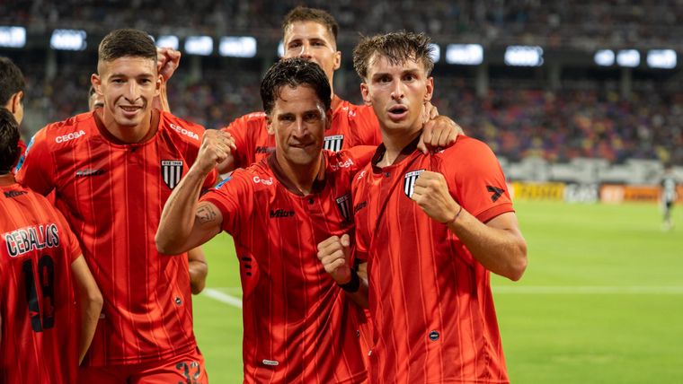 Valentino Simoni y todo Gimnasia festejan el primer rugido del Lobo en Primera división.&nbsp;